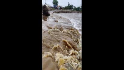 ఉత్తరప్రదేశ్ లో నది మధ్యలో ఇరుక్కున్న బస్సు.. 25 మంది ప్రయాణికులు..