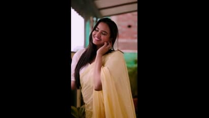 ఉవ్వెత్తున ఎగసిపడే సొగసుతో రంగస్థలం బ్యూటీ హొయలు.. వైట్ బ్లౌజ్ తో పిచ్చెక్కిస్తున్న తెలుగు పిల్ల 