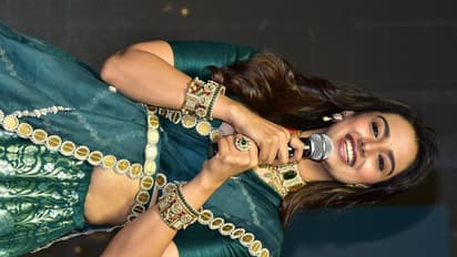 దేవుడా.. మీనాక్షి అన్నం తింటోందా లేక అందమా.. పరువాలతో ఉక్కిరిబిక్కిరి చేస్తున్న 'గుంటూరు కారం' పిల్ల     