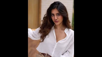 షర్ట్ బటన్ విప్పడంలో నభా నటేష్ జాగ్రత్త.. తొంగి చూస్తున్న అందాలు, కసి చూపులతో హీట్ పెంచేసింది 