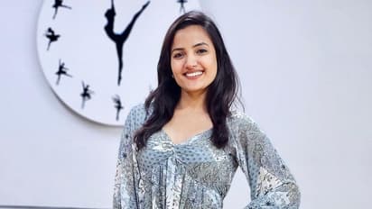 బిగ్‌ బాస్‌ బ్యూటీ సిరి చిలిపి పోజులతో పిచ్చెక్కించే పోజులు.. నిండైన దుస్తుల్లో మంత్రముగ్దుల్ని చేస్తుందిగా..