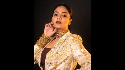 Sreemukhi: లూజు ప్యాంటు బటన్స్ లేని కోటు... అలా అందాలు చూపిస్తున్న స్టార్ యాంకర్ శ్రీముఖి!
