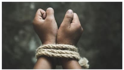 ಕೆಜಿಎಫ್: ಬ್ಯಾಂಕ್ ಬಳಿ ವಂಚಿಸುತ್ತಿದ್ದ ತಂಡದ ಮೂವರ ಸೆರೆ