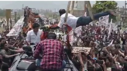 పవన్ కళ్యాణ్కు గాల్లో నుంచే శాలువాతో సన్మానం చేసిన అభిమాని.. వైరల్ వీడియో ఇదే