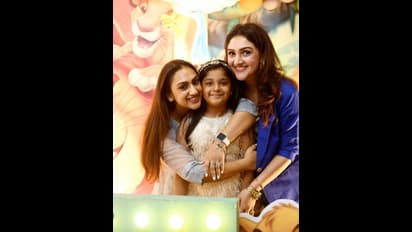 20 வயசு இளம் ஹீரோயின் போல் இருக்கும் ஸ்ரீதேவி விஜயகுமாருக்கு இவ்வளவு பெரிய மகளா? வைரலாகும் பிறந்தநாள் போட்டோஸ்