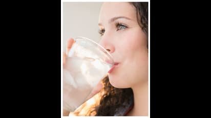 எவ்ளோ தாகம் எடுத்தாலும் இதை மட்டும் செய்யாதீங்க... 20 நிமிடத்தில் 2 லிட்டர் தண்ணீர் குடித்த பெண் சாவு!