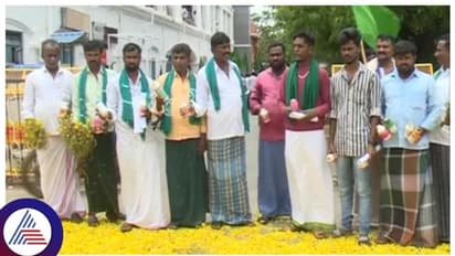 Chitradurga: ರೇಷ್ಮೆ, ಹೂವಿನ ದರ ಇಳಿಕೆ, ಡಿಸಿ ಕಚೇರಿ ಮುಂದೆ ಹೂ ಸುರಿದು ರೈತರ ಪ್ರತಿಭಟನೆ