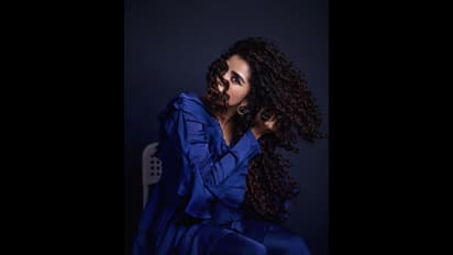 ఉంగరాల జుట్టుతోనే ఉరేసేలా ఉందిగా.. బ్లూ డ్రెస్ లో అనుపమా బ్యూటీఫుల్ లుక్స్... వీకెండ్ ప్లానింగ్స్ ఇవేనంట!