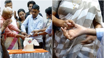 രണ്ട് വർഷം മുമ്പ് മരിച്ച മകന്റെ കൈകളിൽ പിടിച്ച് കേക്ക് മുറിച്ച് മാതാപിതാക്കൾ; ഹൃദയം തൊട്ട് പിറന്നാൾ ആഘോഷം