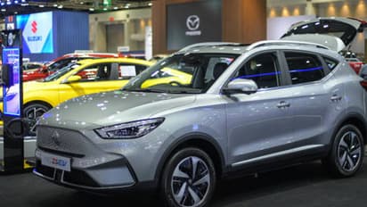 కారులో ఆడుకుంటుండగా డోరు మూసుకుపోవడంతో.. నాలుగేళ్ల చిన్నారి మృతి...