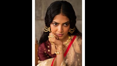 పట్టుచీరలో చూపులతోనే చంపేస్తున్న మల్లు బ్యూటీ.. బాపు బొమ్మలా మెరిసిపోతూ పిచ్చెక్కిస్తున్న మాళవిక అందాలు