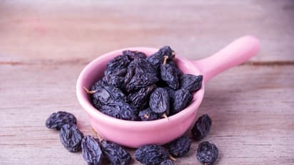 Here are 7 health benefits of consuming raisins everyday