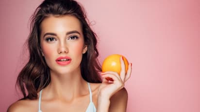 Health Tips: തിളക്കമുള്ളതും ആരോഗ്യമുള്ളതുമായ ചർമ്മത്തിനായി കഴിക്കേണ്ട ഭക്ഷണങ്ങള്...