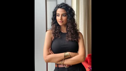 ఏం స్ట్రక్చర్ బాబోయ్.. మీనాక్షి టైట్ ఫిట్ సొగసుకి ఇంటర్నెట్ షేకింగ్.. బ్లాక్ టాప్ లో పరువాల వెల్లువ 