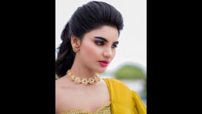 భుజాల క్రిందకున్న స్లీవ్ లెస్ జాకెట్... వీపు షేపు చూపిస్తూ కవ్విస్తున్న జబర్దస్త్ వర్ష 