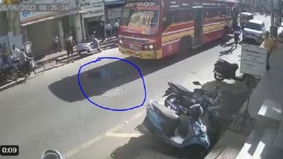 ಮಕ್ಕಳ ಓದಿಗೆ ದುಡ್ಡಿಲ್ಲದೇ ಹೆತ್ತವಳ ಪರದಾಟ: ಪರಿಹಾರದ ಹಣಕ್ಕಾಗಿ ಬಸ್ಗೆ ಸಿಕ್ಕಿ ಜೀವ ಬಿಟ್ಟ ತಾಯಿ..!!