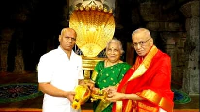 'സ്വർണത്തിൽ തീർത്ത ശംഖും ആമയും' തിരുപ്പതി ക്ഷേത്രത്തിൽ സമർപ്പിച്ച് ഇൻഫോസിസ് സ്ഥാപകൻ നാരായണ മൂർത്തി
