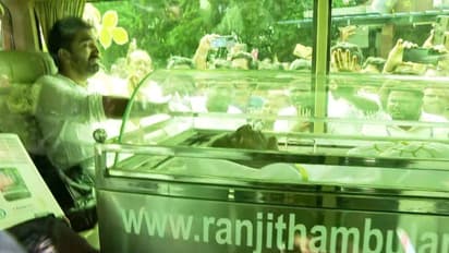 ജനനായകന് അഭിവാദ്യമർപ്പിക്കാൻ കേരളം: ഉമ്മൻചാണ്ടിയുടെ ഭൗതികശരീരം തിരുവനന്തപുരത്ത് എത്തിച്ചു