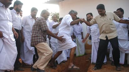 ആ ജീവിതത്തിലെ അനർഘനിമിഷങ്ങൾ, ക്യാമറക്കണ്ണിലെ ഉമ്മൻ ചാണ്ടി, റസാഖ് താഴത്തങ്ങാടിയുടെ ചിത്രങ്ങൾ