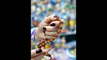 மாதவிடாய் நாட்களில் பெண்கள் ருத்ராட்சம் அணியலாமா? விளக்கம் இதோ..!!