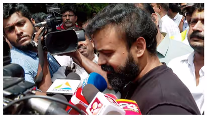 രാത്രി ഒന്നരയ്ക്ക് ചെന്നപ്പോൾ ഫയൽ കൂമ്പാരത്തിനിടയിലിരിക്കുന്ന ഉമ്മൻചാണ്ടിയെയാണ് കണ്ടത്: കുഞ്ചാക്കോ ബോബൻ