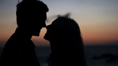 ఫోన్ కొట్టేసిన దొంగతో ప్రేమలో పడిన మహిళ.. రెండేళ్లుగా సహజీవనం.. 