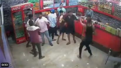 ఆగ్రాలో దారుణం : పర్యాటకుడిని వెంబడించి ఇనుపరాడ్లు, కర్రలతో దాడి చేసి.. 