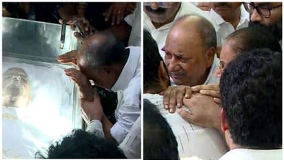 പ്രിയസുഹൃത്തിന്റെ ചേതനയറ്റ ശരീരത്തിന് മുന്നിൽ പൊട്ടിക്കരഞ്ഞ് എ കെ ആന്റണി...