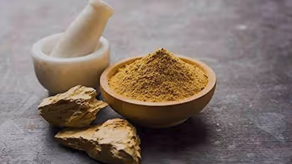 Cleansing to Oil Control: 5 Incredible benefits of using Multani Mitti on your Face