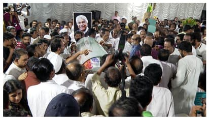 എങ്ങും കണ്ണീരും സ്നേഹവും, രാത്രി വൈകിയും ഉമ്മൻചാണ്ടിയെ ഒരുനോക്ക് കാണാൻ ജനസാഗരം, നെഞ്ചുലച്ച് പൊതുദർശനം