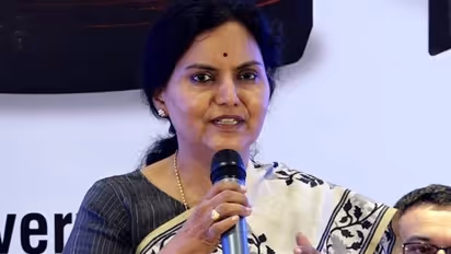 తెలంగాణలో భారీ వర్షాలు: ముందస్తు ఏర్పాట్లపై ప్రభుత్వ చర్యలు.. సీఎస్ సమీక్ష