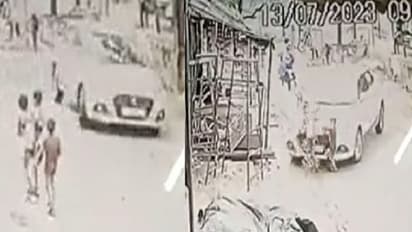 తండ్రితో వ్యక్తిగత కక్షలు.. ముగ్గురు పిల్లలను కారుతో ఢీకొట్టి, చక్రాల కింద నలిపే ప్రయత్నం..  వీడియో వైరల్