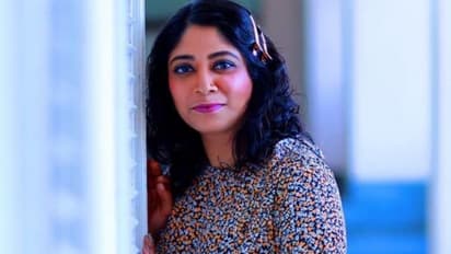 'കമ്പിത്തിരിയും മത്താപ്പുമായി ഞാൻ ആഘോഷിക്കുന്നു', ഫോട്ടോയുമായി അഭയ ഹിരണ്‍മയി