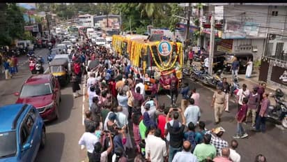 ജനസാഗരത്തിലൂടെ മടക്കം; പുതുപ്പള്ളിയിലേക്കുള്ള അവസാന യാത്രയിൽ ഉമ്മൻ ചാണ്ടിയെ അനുഗമിച്ച് ആയിരങ്ങൾ 
