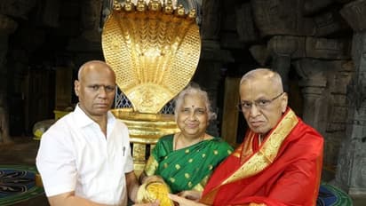 ತಿರುಪತಿ ದೇವಸ್ಥಾನಕ್ಕೆ ಚಿನ್ನದ ಶಂಖ, ಆಮೆ ಸೇರಿ 2 ಕೆಜಿ ಬಂಗಾರ ದಾನ ಮಾಡಿದ ನಾರಾಯಣ ಮೂರ್ತಿ - ಸುಧಾ ಮೂರ್ತಿ