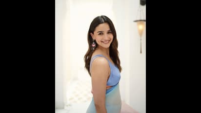 స్లీవ్ లెస్ బ్లౌజ్.. చీరకట్టులో కట్టిపడేస్తున్న ‘ఆర్ఆర్ఆర్’ హీరోయిన్ అలియా భట్.. బ్యూటీఫుల్ లుక్