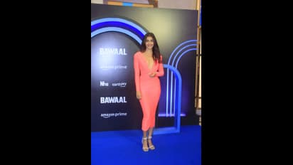 పింక్‌ డ్రెస్‌లో క్లీవేజ్‌ అందాలతో మత్తెక్కిస్తున్న పూజా హెగ్డే.. టైట్‌ ఫిట్‌లోచుట్టుకొలతలు చూపిస్తూ  రచ్చ