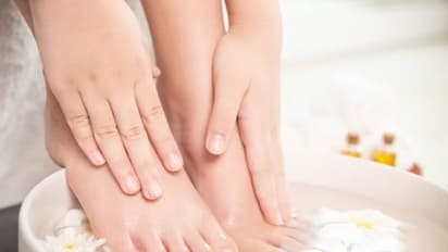 ஒரு ரூபாய் கூட செலவு பண்ண வேண்டாம்..'இந்த' ஒரு பொருள் போதும்..இனி உங்க பாதத்தில் துர்நாற்றம் வீசாது...!!