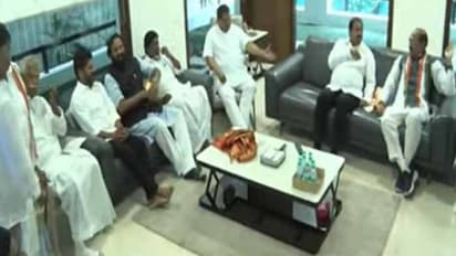 విడతలవారీగా తెలంగాణలో బస్సు యాత్రలు, సభలు: కాంగ్రెస్ సీనియర్ల కీలక నిర్ణయం