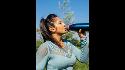 சாப்பிட்ட உடனேயே தண்ணீர் குடிப்பது நல்லதா, கெட்டதா? தெரிஞ்சுக்க இதை படிங்க