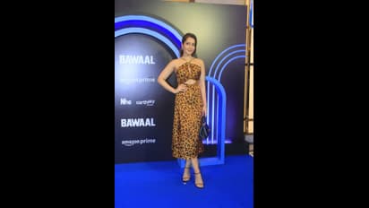 స్లీవ్‌ లెస్ డ్రెస్‌లో చిరుత పులిలా మెరిసిపోతున్న రాశీఖన్నా.. స్లిమ్‌ లుక్‌లో మైండ్‌ బ్లాక్‌  చేస్తున్న అందాలు