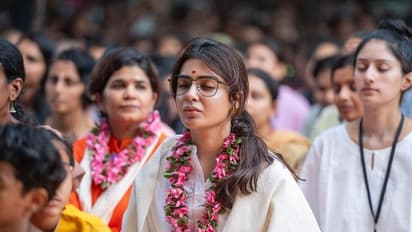 நடிப்புக்கு பிரேக்...  ஈஷா மையத்தில் பூரண ஆரோக்கியத்திற்காக தியான நிலையில் சமந்தா! வைரல் போட்டோஸ்!