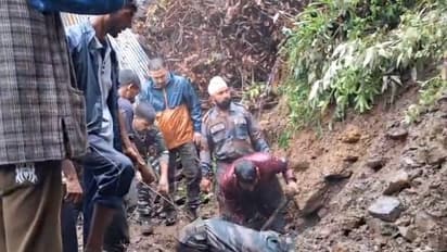 జమ్మూకాశ్మీర్ ను ముంచెత్తిన భారీ వర్షాలు.. కొండచరియలు విరిగిపడి 8 మంది మృతి