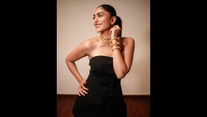 టాప్ లేచిపోయేలా మృణాల్ ఠాకూర్ గ్లామర్ షో.. బ్లాక్ అవుట్ ఫిట్ లో కిల్లింగ్ స్టిల్స్.. పిక్స్ 