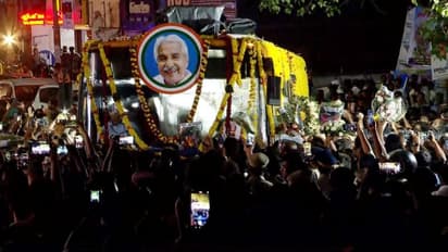 ഉമ്മന് ചാണ്ടിയെ ഒരുനോക്ക് കാണാന് പുലരുവോളം കാത്തിരുന്ന് ആയിരങ്ങള്; വിലാപയാത്ര തിരുവല്ല പിന്നിടുന്നു