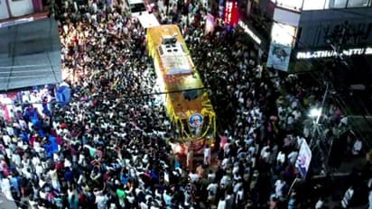 രാത്രിയിലും കടൽ പോലെ ജനം,  ഉമ്മൻചാണ്ടിയുമായി വാഹന വ്യൂഹം പെരുന്നയിൽ, വിലാപയാത്ര 23 മണിക്കൂർ പിന്നിട്ടു