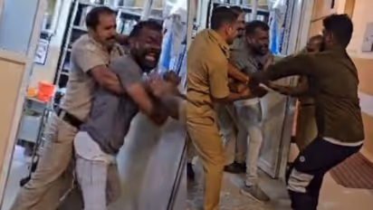 ആശുപത്രിയിൽ പ്രതിയുടെ പരാക്രമം, ഡ്രെസിങ് റൂം തകർത്തു; ജീവൻ പണയം വെച്ച് കീഴ്പ്പെടുത്തി പൊലീസുകാർ