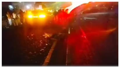 കാറപകടത്തിൽ 2 പേർ മരിച്ചു; അപകട സ്ഥലത്ത് ഓടിക്കൂടിയ ആൾക്കൂട്ടത്തിലേക്ക് കാർ പാഞ്ഞു കയറി 9 പേർക്ക് ദാരുണാന്ത്യം