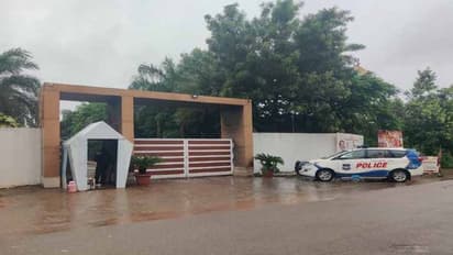 బాటసింగారంలో డబుల్ బెడ్ రూమ్ ఇళ్ల పరిశీలనకు బీజేపీ: ఈటల, డీకే అరుణ హౌస్ అరెస్ట్