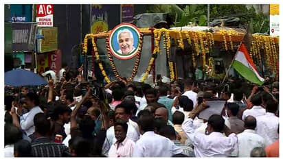 വിട നൽകാൻ ജന്മനാട്, വിപുലമായ ക്രമീകരണം; മമ്മൂട്ടിയും സുരേഷ് ഗോപിയും ദിലീപും കുഞ്ചാക്കോയും തിരുനക്കരയിൽ